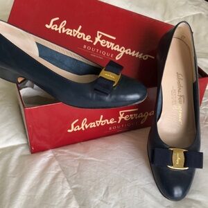 Vintage Salvatore Ferragamo classic style navy kitten heel 8 1/2 AA shoes